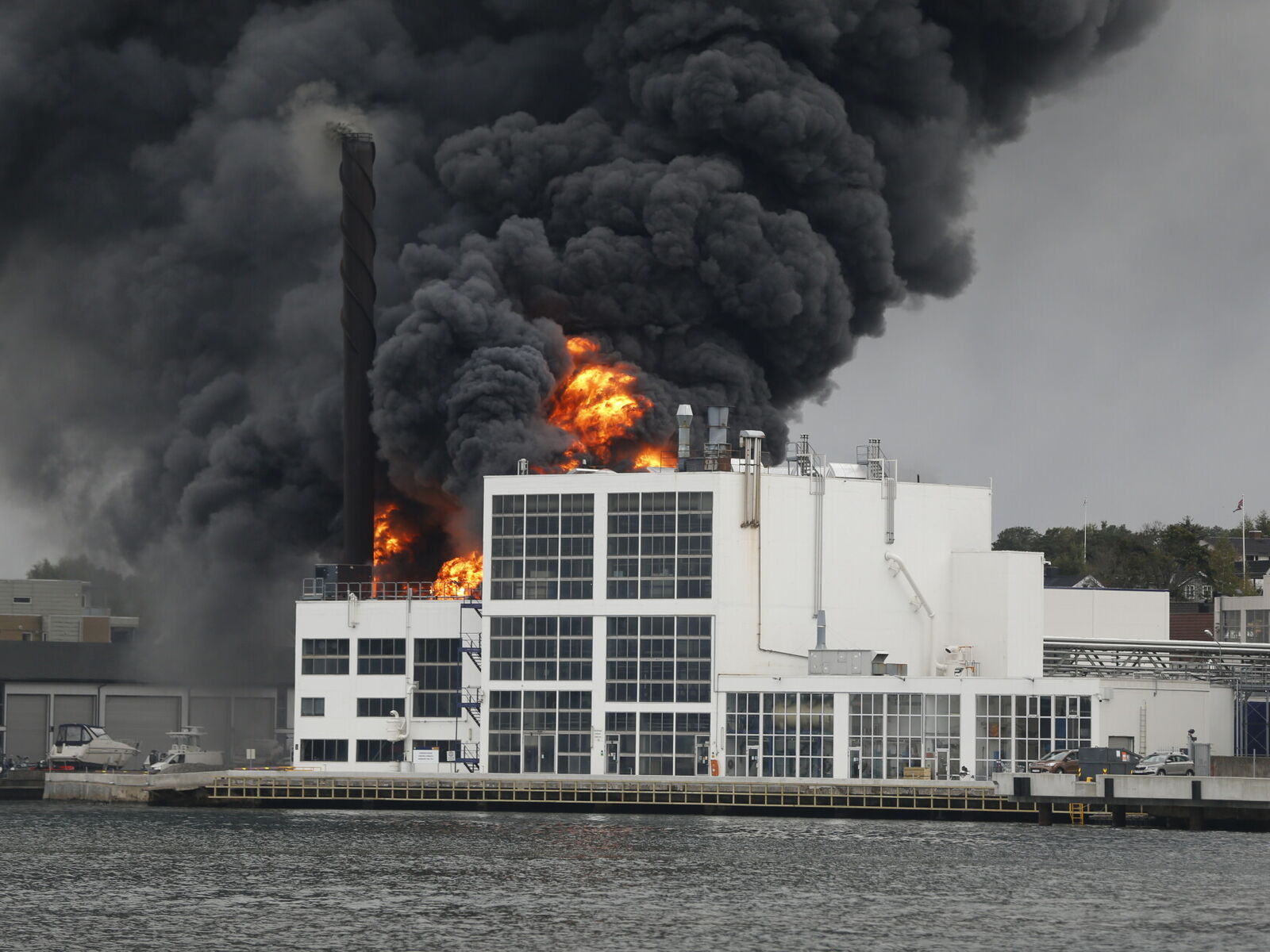 Det var synlige flammer og kraftig røykutvikling fra Jotun fabrikker i Sandefjord onsdag ettermiddag. Trond Reidar Teigen