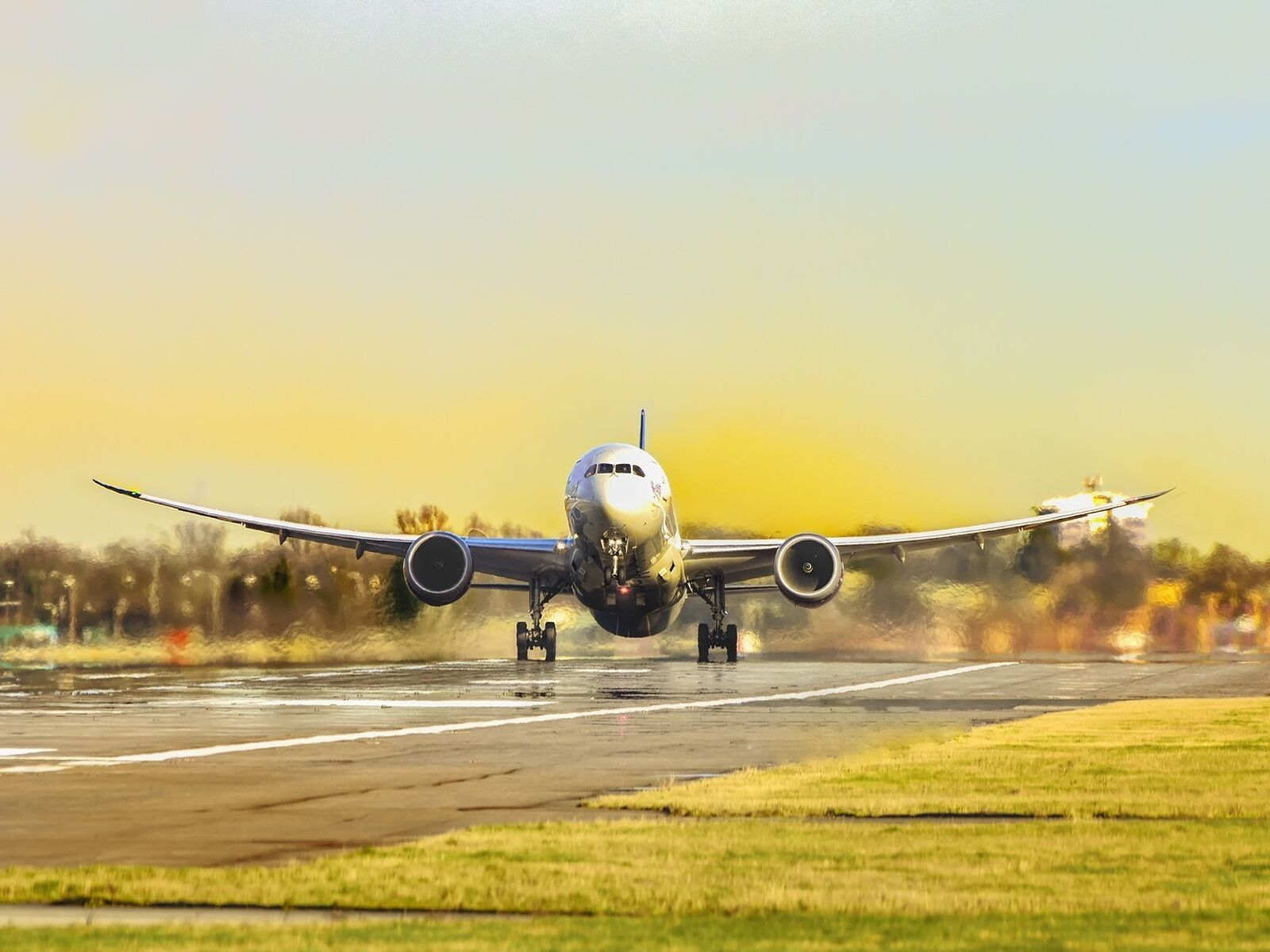 Pilotforbundet er bekymret for hva som vil skje, om det begynner å brenne i et fly. I dag finnes det ikke tilgjengelige røykdykkere på norske flyplasser. Foto: Pixabay