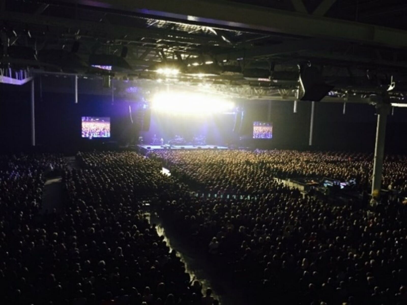 Oversiktsbilde fra en konsert med Elton John i Sørmarka Arena. Foto :Christian Toppstad