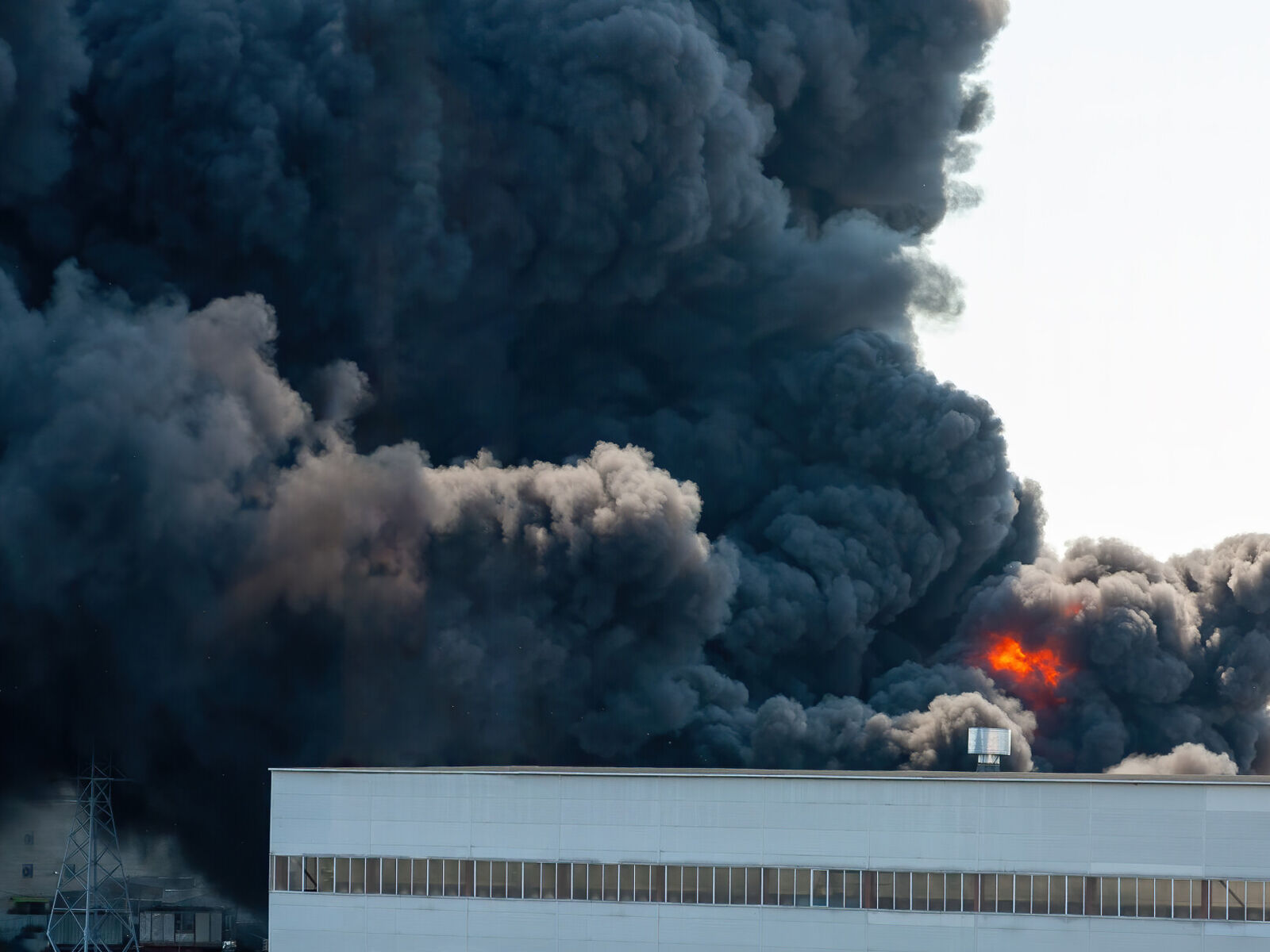 Giftig røyk fra gjenvinningsanlegg. Foto: Shutterstock