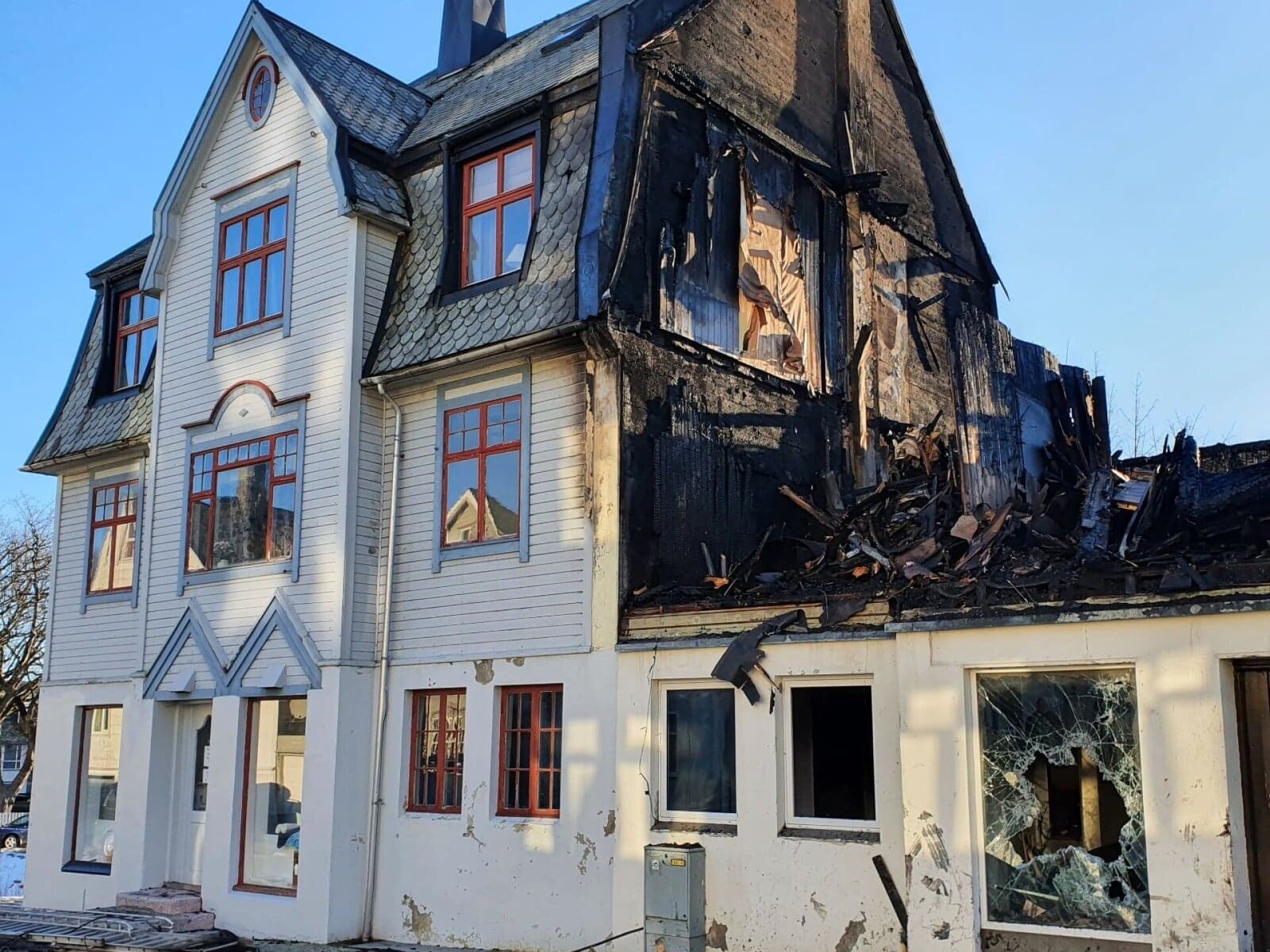 Brannmuren mellom husene i bygården vest for Aspøy hindret heldigvis brannen med å spre seg til andre bygg. Foto: Håvard Kleppe, Ålesund brannvesen KF