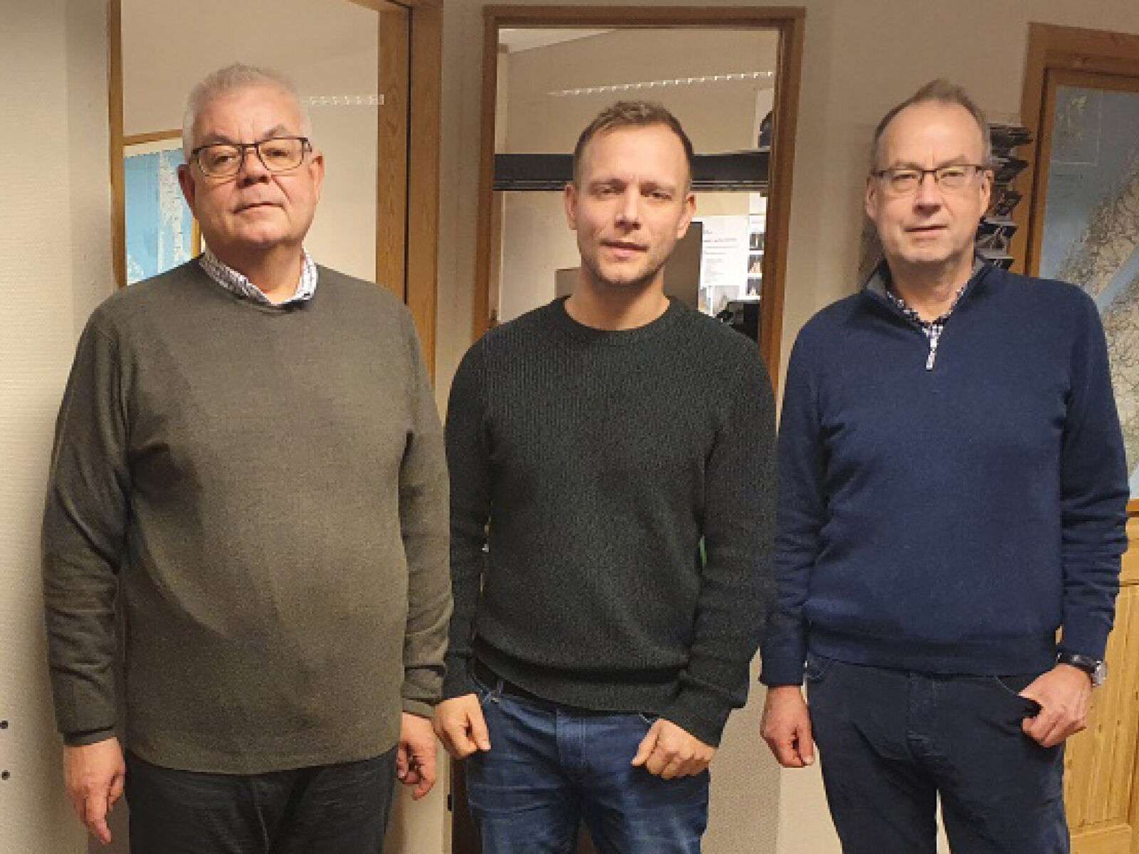 Fra venstre Lars Thoresen, styreleder i Vekos, Harald Riis Nilsen, driftsleder i Vekos og Morten Ameln, adm.dir i Firesafe. (Foto: Firesafe)