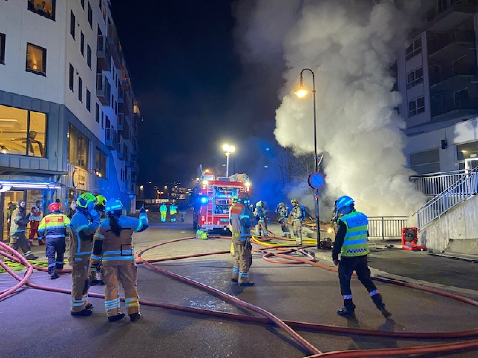 Kraftig røykutvikling fra brannen i kjelleren på blokka. Foto: Erik Rognli.