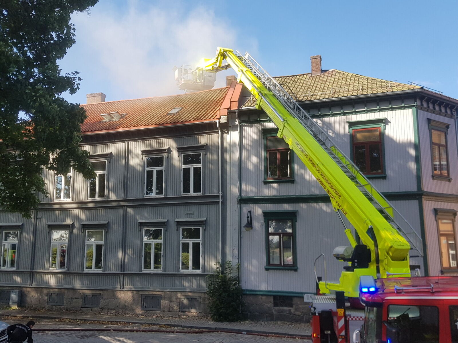 Brannvesenet klarte å begrense brannen, men bygningen fikk store vannskader. Foto: Fredrikstad brann- og redningskorps.