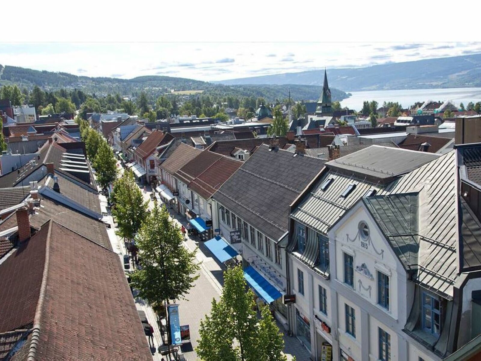 Tett i tett med verneverdige trehus i Storgata på Lillehammer (foto: Lillehammer Region brannvesen). 