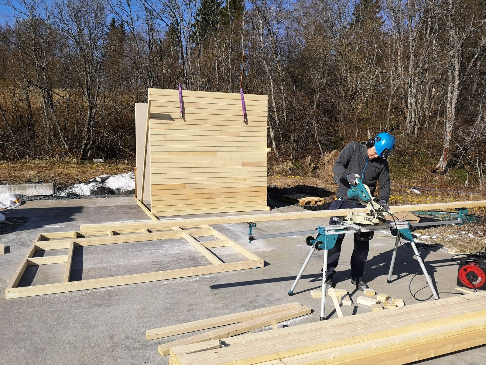 Ståle Kvarmebakk som er seniortekniker ved RISE Fire Research er i full gang med å bygge opp test-rigg for ulmebranner. Forsøkene skal igang fra høsten av (foto: Ragni Fjellgaard Mikalsen/FRIC/Rise Fire Research). 