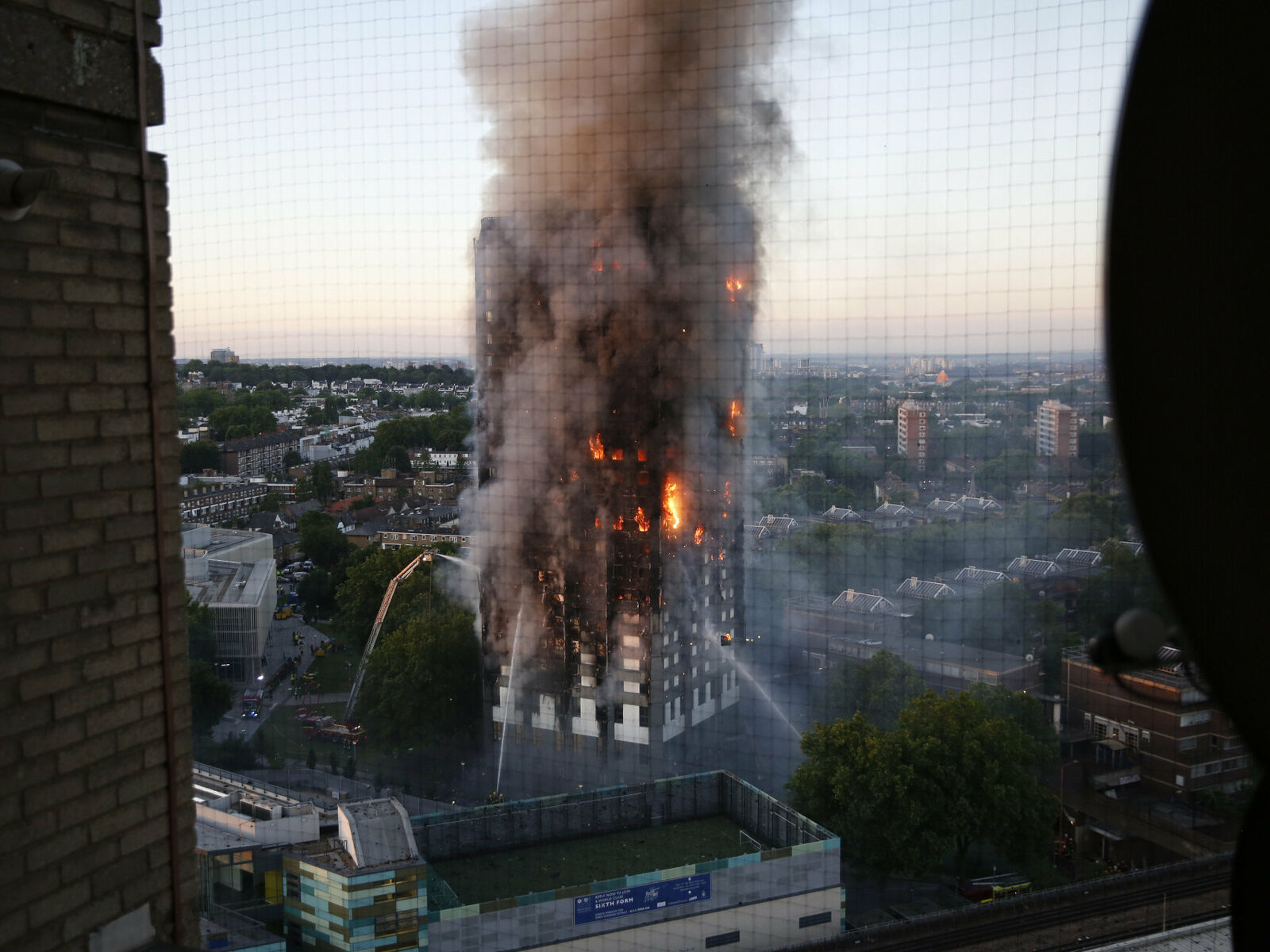 72 mennesker omkom i brannen 14. juni 2017 (foto: swins.com/Henry Nicholls/NTB Scanpix). 