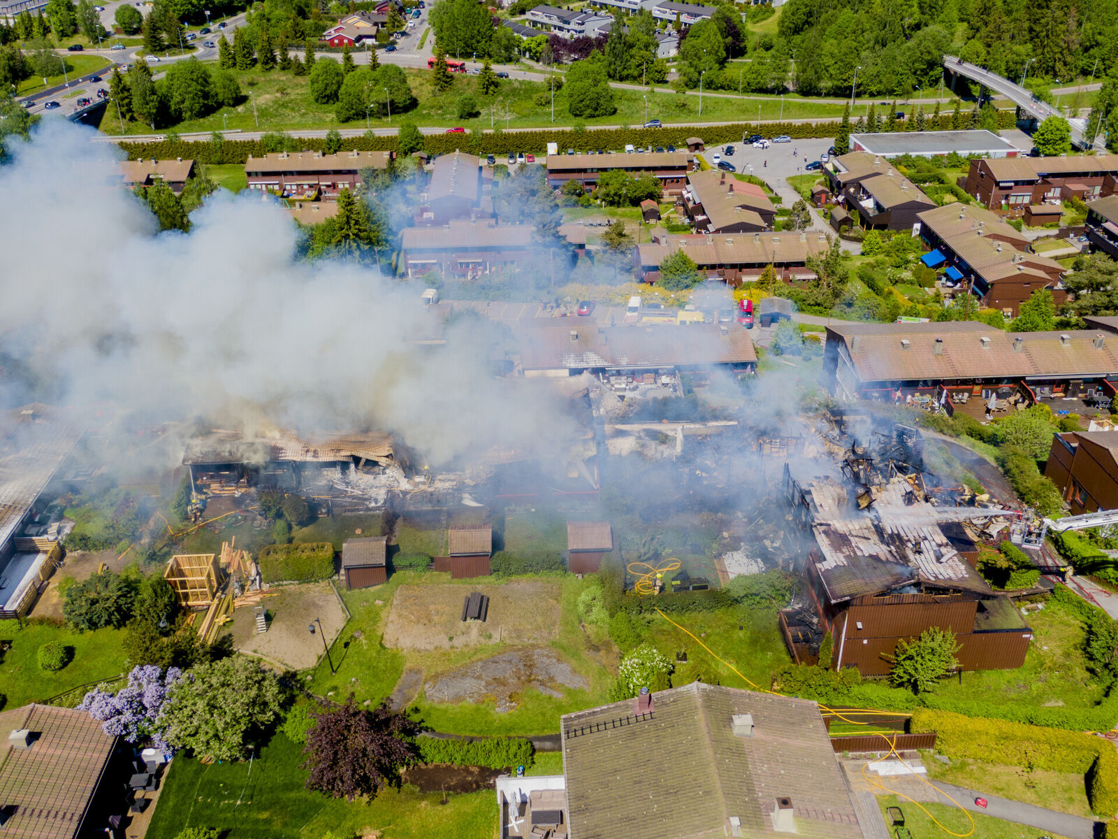 En person omkom, og åtte boliger ble totalskadd i rekkehusbrannen (foto: Stian Lysberg Solum, NTB/Scanpix) 