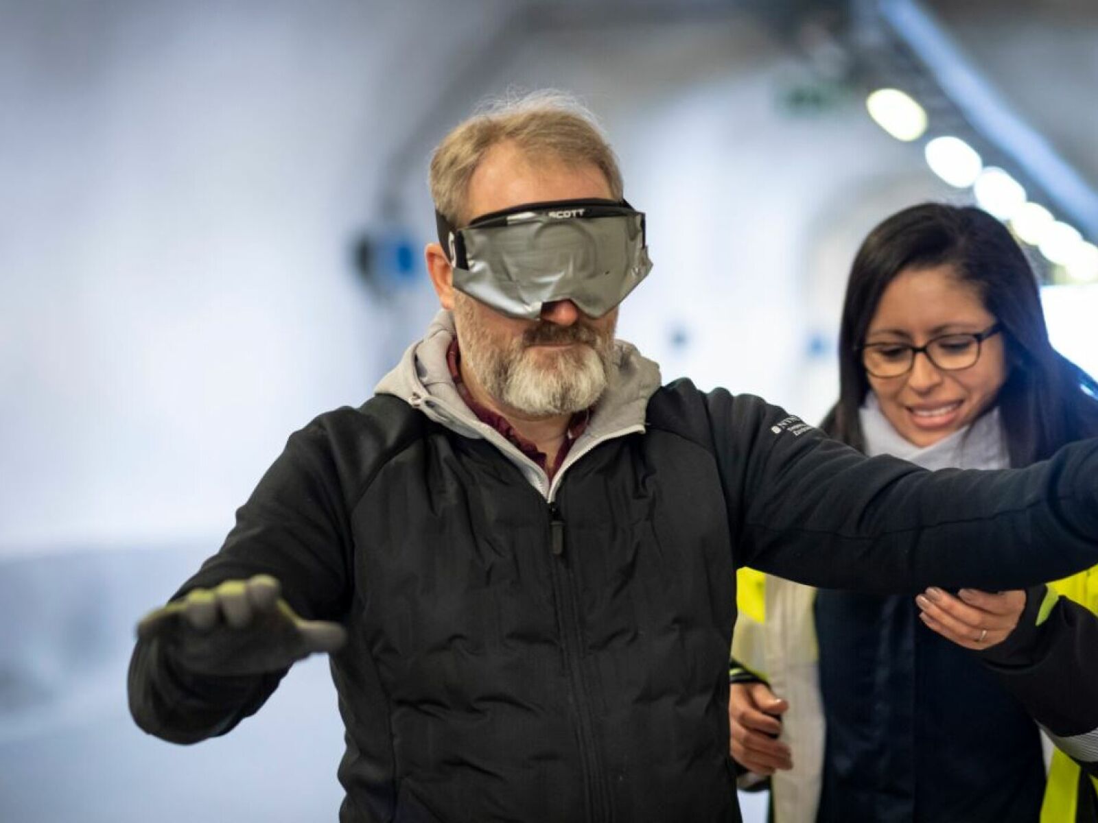 SINTEF-test av evakuering ut av tunnel ved hjelp av lydsignaler (foto: Thor Nielsen). 