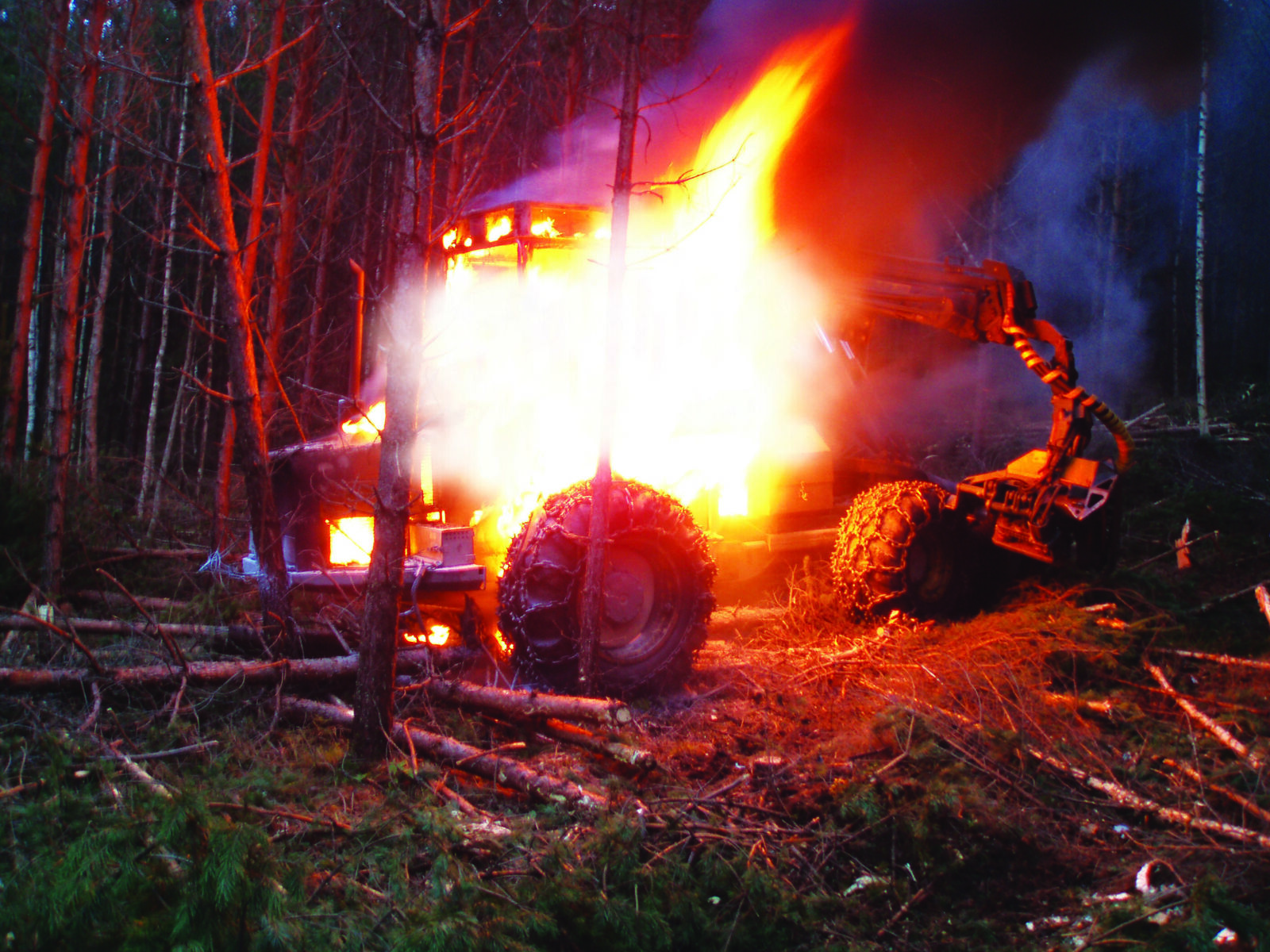 Anleggsmaskiner tar oftere fyr enn vi tror. Likevel er det ikke krav til at de skal utstyres med slokkeanlegg (foto: fra Norgem). 