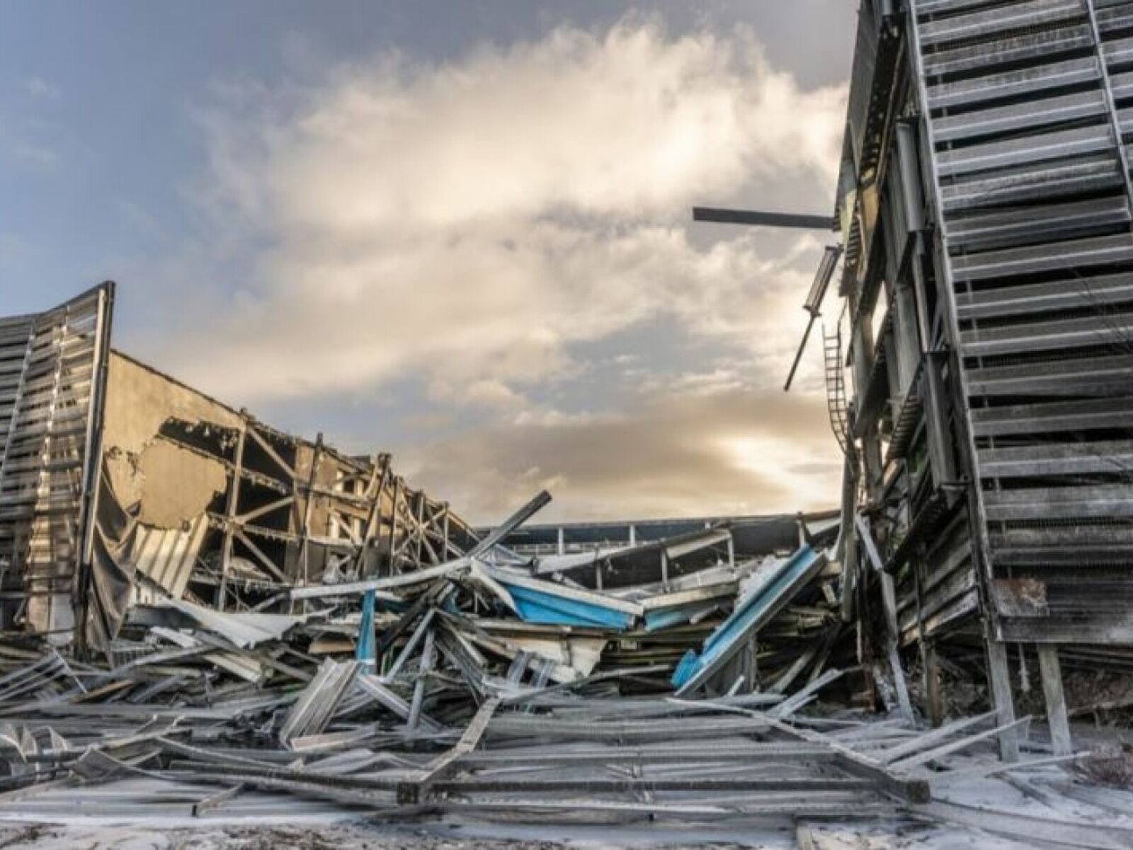 Parkeringshuset på Sola som kollapset i brannen (foto: Frode Ueland, RBR). 