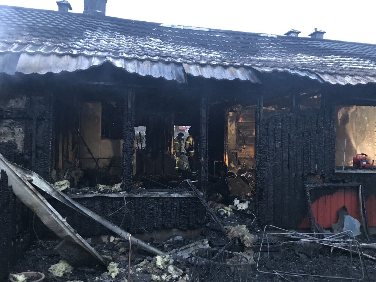 Brannen i det kommunale rekkehuset på Kjølnesjordet i Porsgrunn krevde to menneskeliv (foto: Stian Hovinbøle). i 