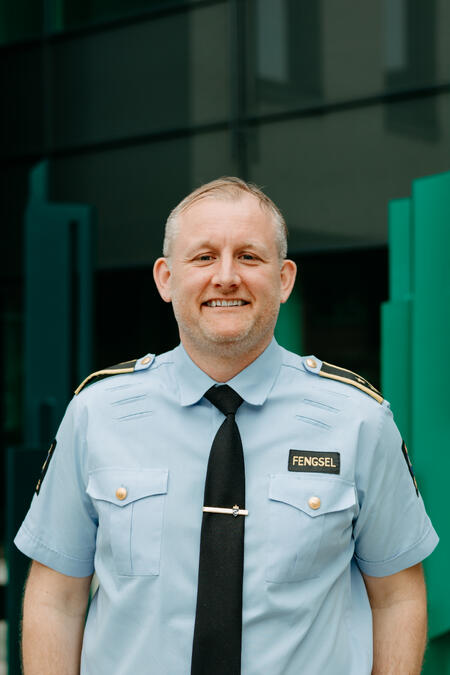 Leo Emblemsvåg, fengselsoverbetjent, rekruttering og opptak ved KRUS