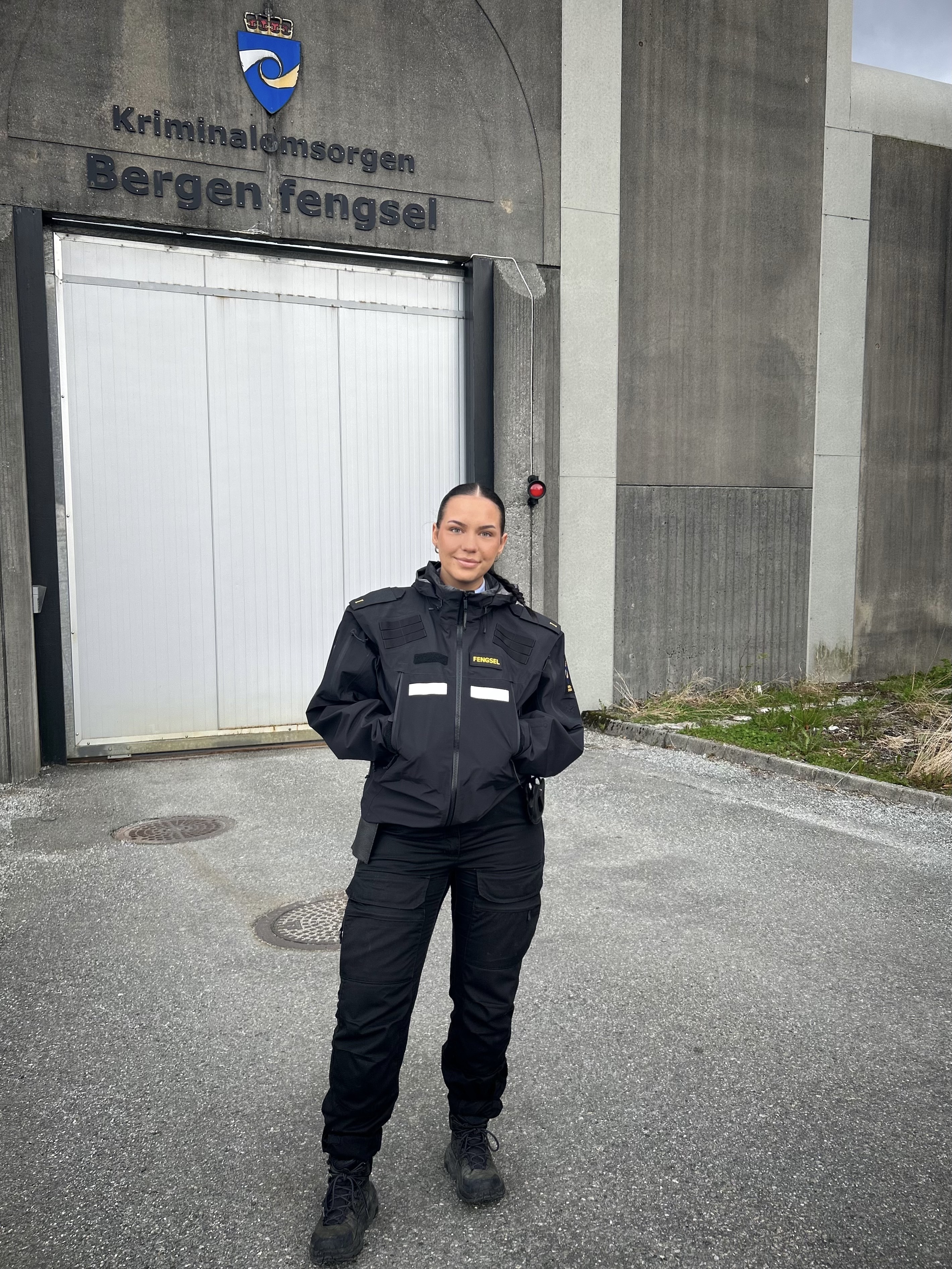 Bilde av aspirant Samanta utenfor Bergen fengsel