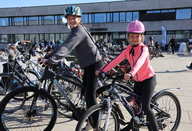 To jenter på sykkel