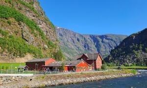 Flåm skule, rødt hus med leikeplass osv.