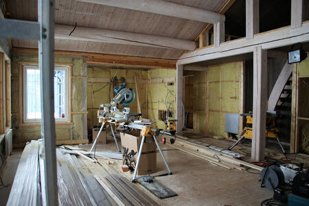 Egeninnsats bidrar til å holde prisen på ny hytte nede. Foto: Norsk Hyttesenter