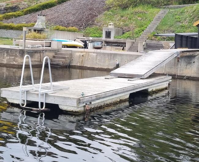 En flytebrygge ligger ut i sjøen