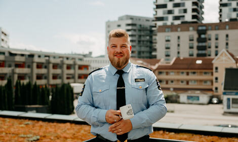 Aron er nyutdannet fengselsbetjent ved KRUS. Foto: Christine Vatnøy Aron er med i TV 2-serien