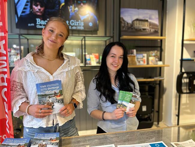 Melina Haaland Larsen og Sofia Isabel Jarstad ønsker deg velkommen til turistkontoret. Foto: Mari Ryen.
