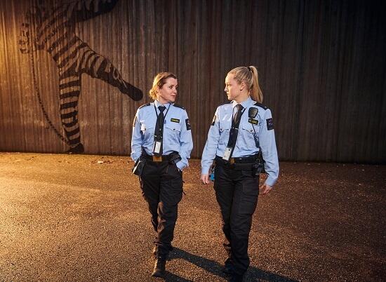 To kvinnelige fengselsbetjenter i uniform