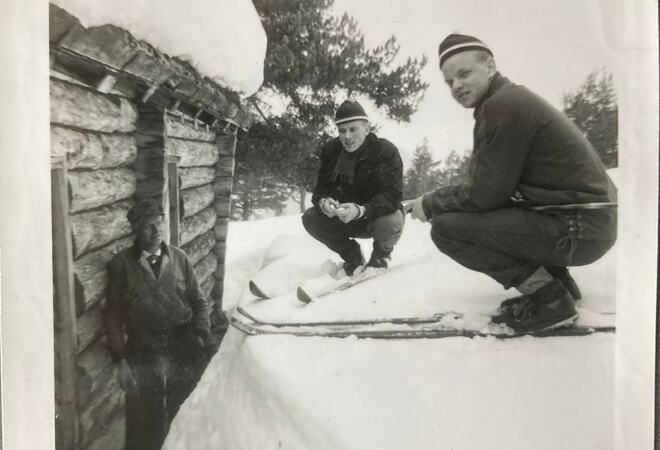 Bilde frå 1950, 3 menn som står på ski, masse snø.