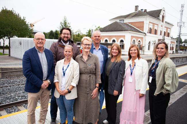 Fra venstre Syver Leivestad (ordfører, Hole), Andreas Kagiavas Torp (ordfører, Krødsherad), Kristine Belsby (varaordfører, Jevnaker), Sunni Grøndahl Aamodt (ordfører, Modum, Runar Johansen (ordfører, Ringerike), Gunn Elisabeth Alm Thoresen (ordfører, Gran), Margaret Frøisli (varaordfører, Lunner) og Cecilie Knibe Kroglund (statssekretær, samferdselsdepartementet). Foto: Jevnaker kommune