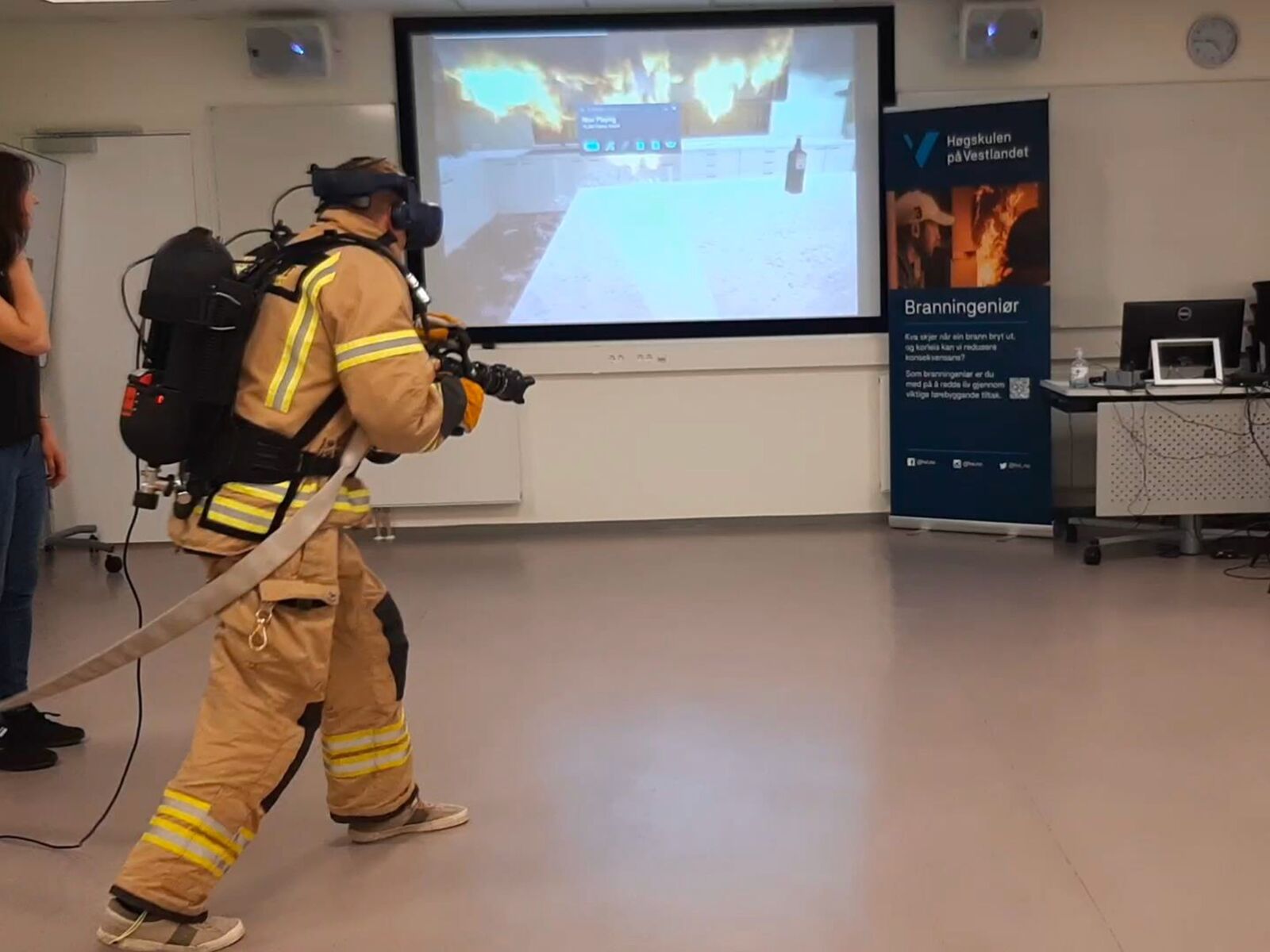 VR-trening i fullt røykdykkerutstyr. Instruktøren følger med på monitoren. (Foto: A.Kraaijeveld)