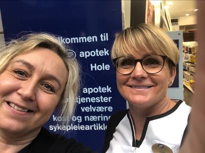 Foto: Anne Hubert og Camilla Øvergård ønsker deg velkommen til koronavaksinering.