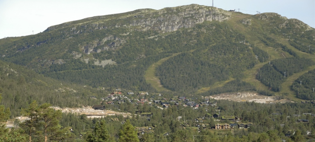 Fra Otrosåsen hyttefelt mot Hovden med Storenos, Hovden skisenter og hyttefelt i Dyregrendi. Foto: Anders Lyngstad, NINA