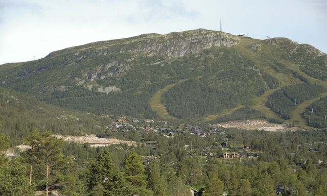 Fra Otrosåsen hyttefelt mot Hovden med Storenos, Hovden skisenter og hyttefelt i Dyregrendi. Foto: Anders Lyngstad, NINA