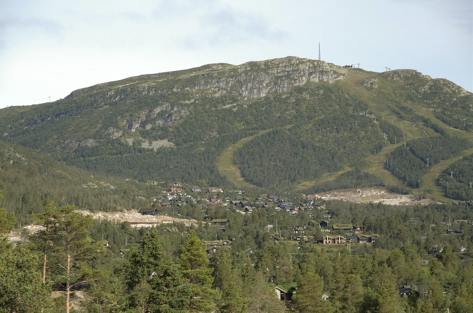 Fra Otrosåsen hyttefelt mot Hovden med Storenos, Hovden skisenter og hyttefelt i Dyregrendi. Foto: Anders Lyngstad, NINA