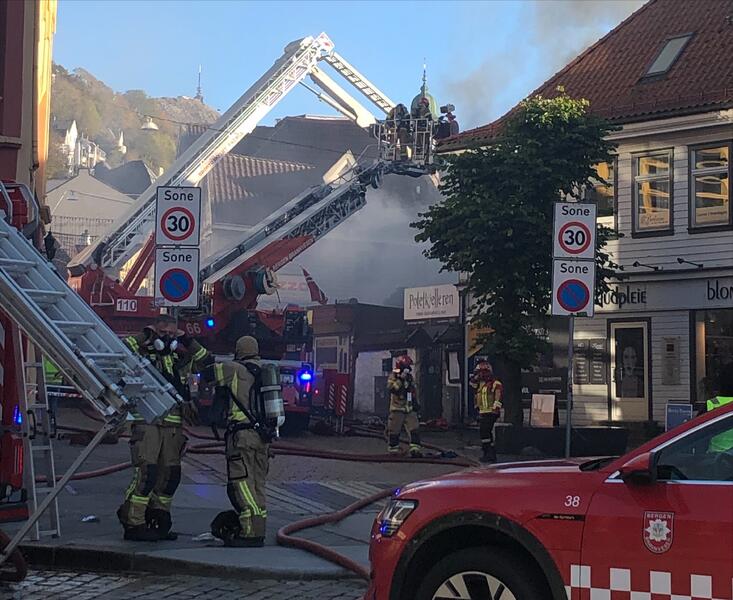 Brannslukking tett trehusmiljø