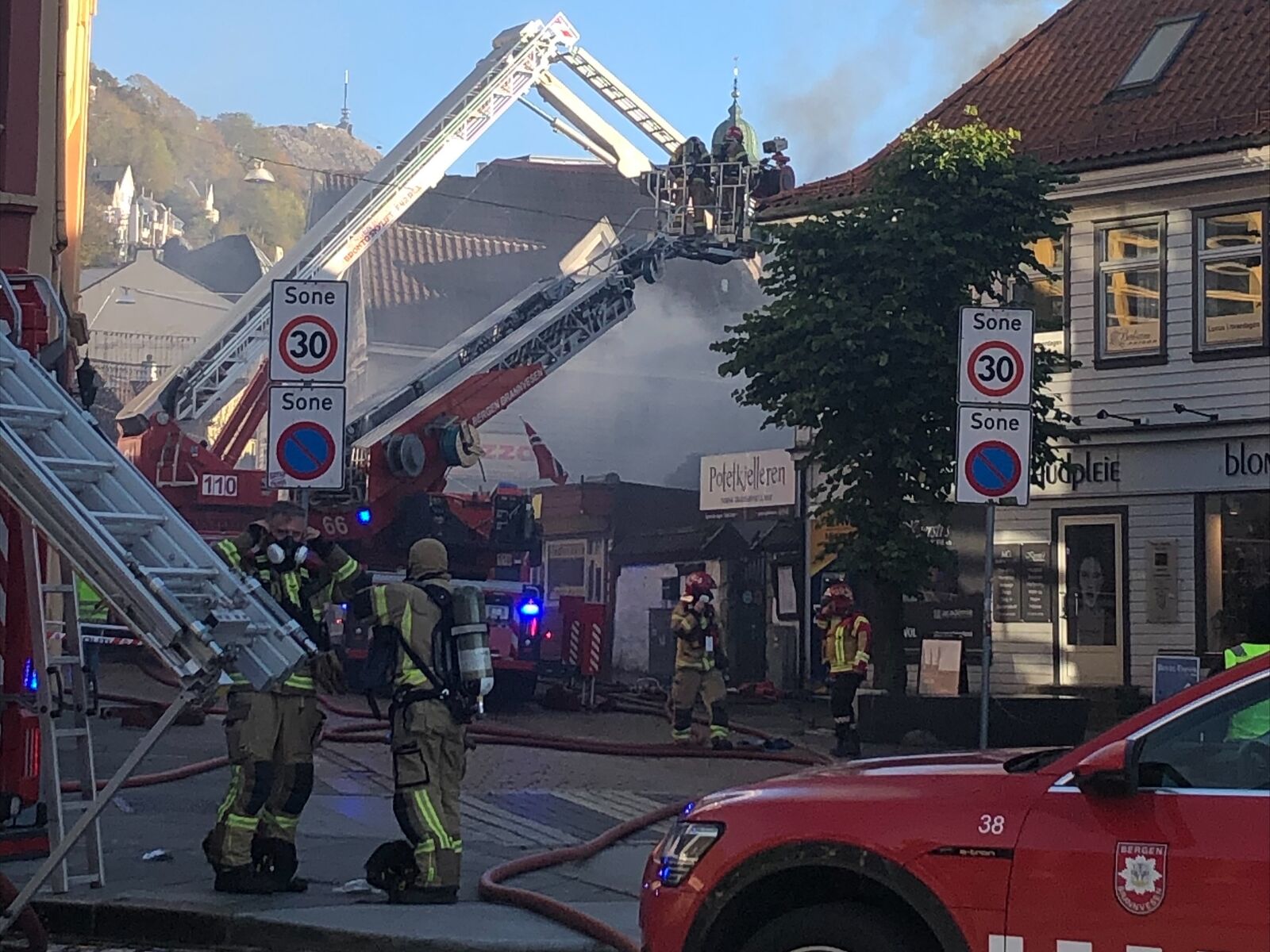 Høsten 2023 var det en dramatisk brann i Vågsbunnen i Bergens tette trehusmiljø. Bergens brannvesen rykket ut med store mannskaper. (Foto: Riksantikvaren/Erik Småland)