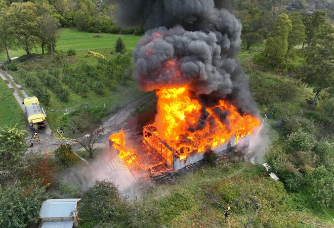 Brann i hus, brannvesenet slukker brannen