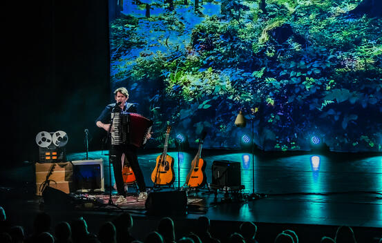 Odd Nordstoga står på scenen i Ås kulturhus