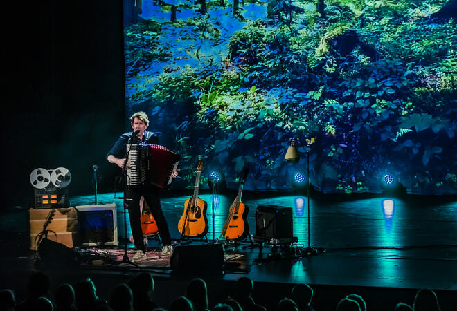 Odd Nordstoga står på scenen i Ås kulturhus