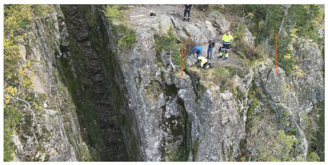 De røde pilene viser hvor det skal fjernes stein (foto: Ringerike brann- og redning)