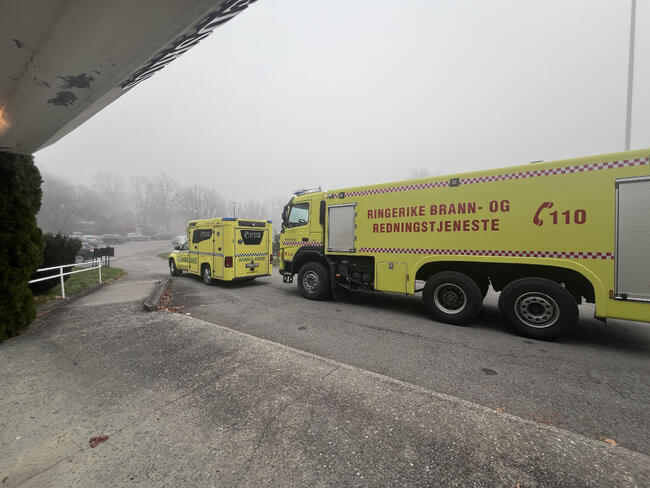 Nødetatene er stasjonert ved Hole Herredshus.