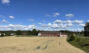 Brønnerud skole med kornåker foran