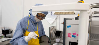 Mari Aftret Mørtvedt Chi H Hoang, prosessingeniør. Hun laster sensorskiver som skal få en overflatebehandling i et plasmakammer. Dette er en del av produksjonen som foregår på MiNaLab, og disse sensorene skal leveres til kunder innen norsk og internasjonal industr