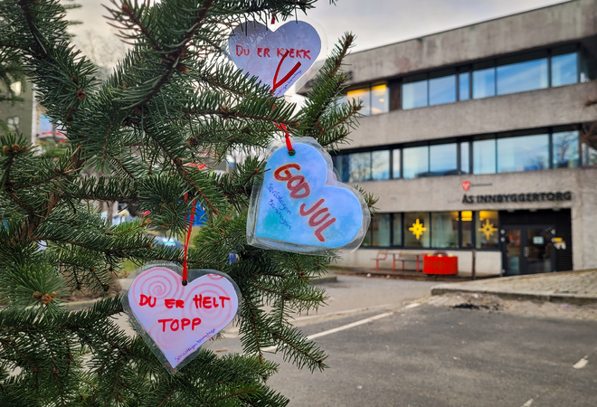 Juletre utenfor Ås rådhus med hjerter på