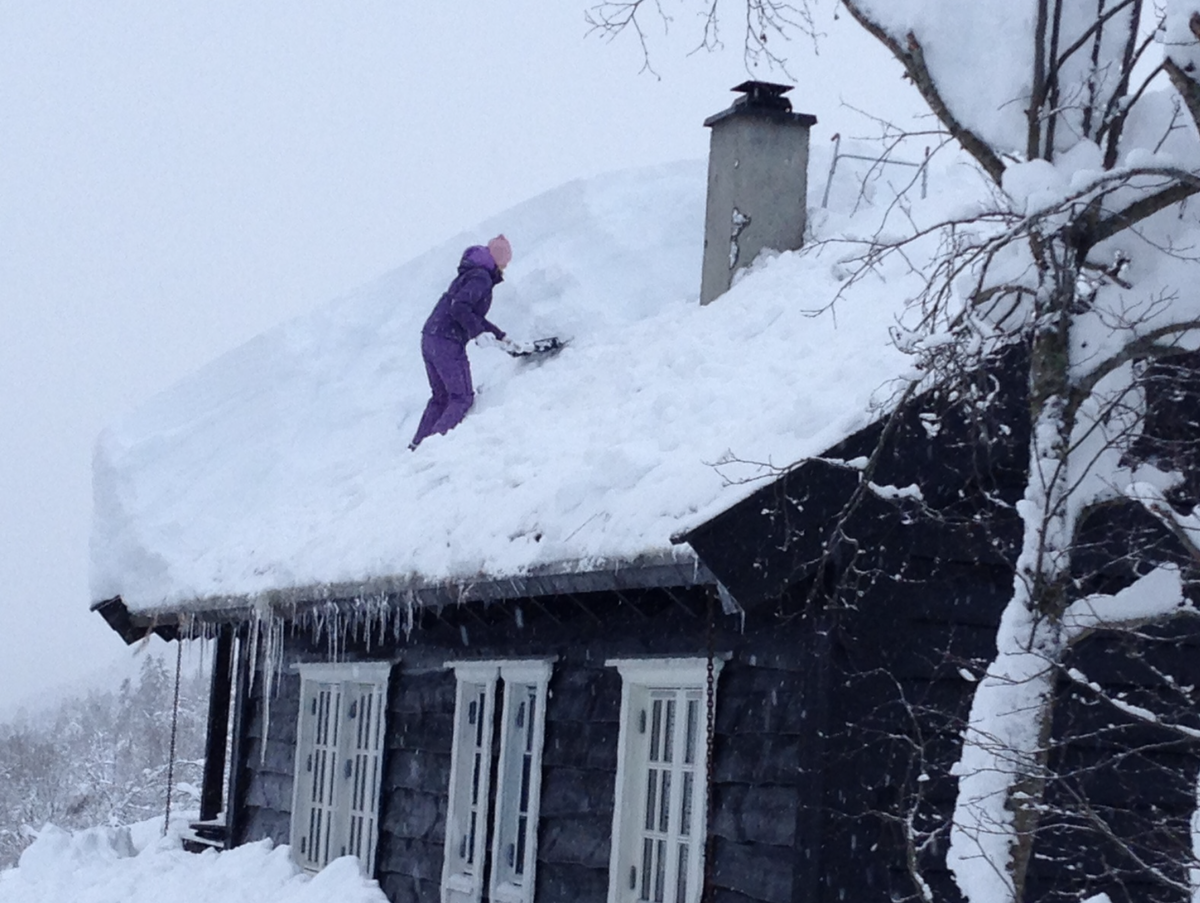 Ved store snømengder, som her tidligere fra Myrkdalen, er det viktig å måke jevnt for å unngå skader.