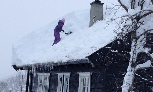 Ved store snømengder, som her tidligere fra Myrkdalen, er det viktig å måke jevnt for å unngå skader.