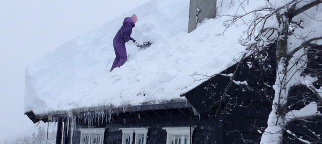 Ved store snømengder, som her tidligere fra Myrkdalen, er det viktig å måke jevnt for å unngå skader.