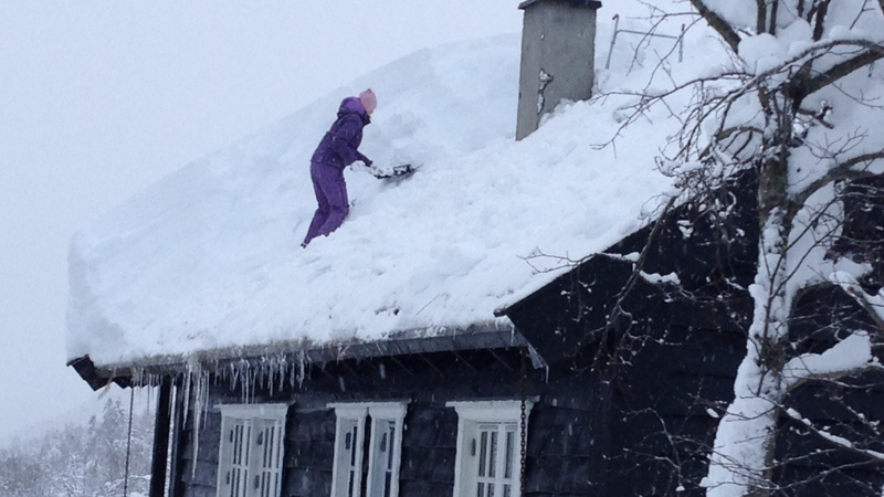 Ved store snømengder, som her tidligere fra Myrkdalen, er det viktig å måke jevnt for å unngå skader.