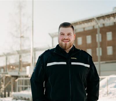 Aron står utenfor Ila fengsel