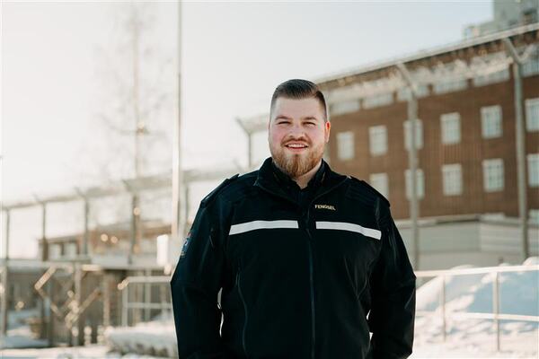 Aron står utenfor Ila fengsel