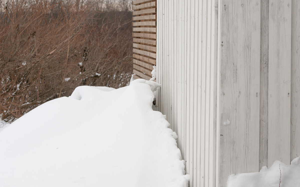 Snø inneholder riktig nok lite vann, men med en stor snøhaug mot fasaden blir fuktbelastningen stor når snøen smelter. 1 meter dyp gammel snø gir ved smelting 300 liter vann per kvadratmeter, ifølge Store norske leksikon