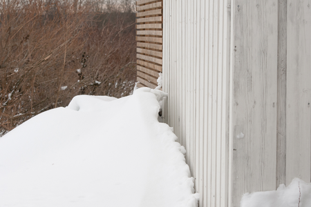 Snø inneholder riktig nok lite vann, men med en stor snøhaug mot fasaden blir fuktbelastningen stor når snøen smelter. 1 meter dyp gammel snø gir ved smelting 300 liter vann per kvadratmeter, ifølge Store norske leksikon